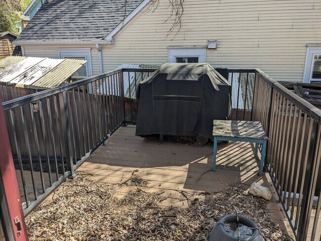 Building Photo - Cherry St Duplex