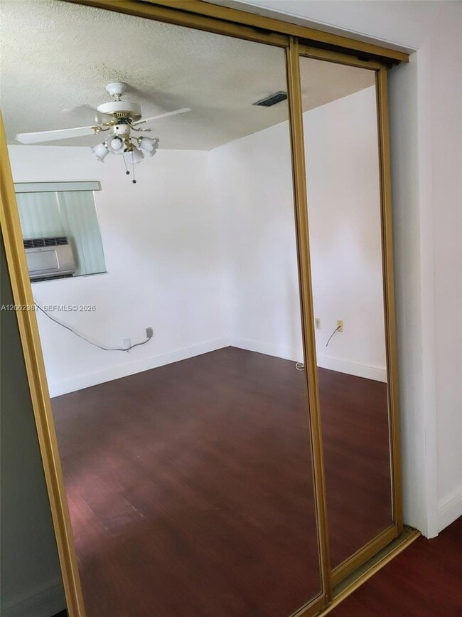 Building Photo - 525 SW 56th Ave