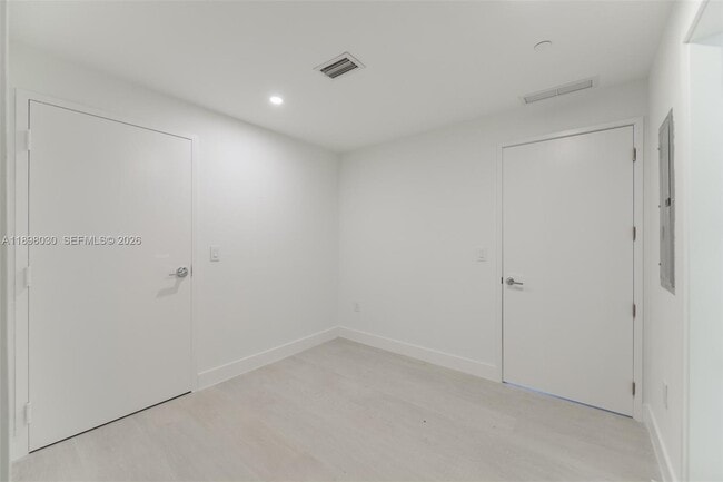 Building Photo - 700 NE 24th St