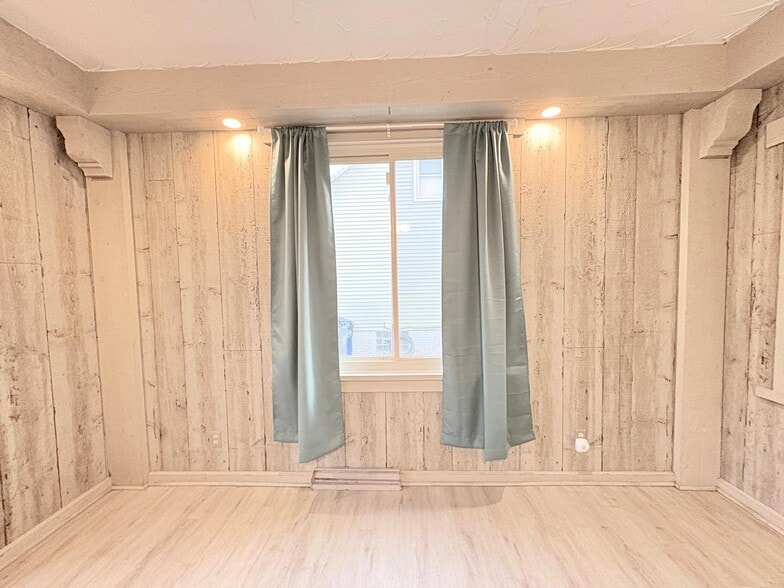 Building Photo - 3627 Hazelhurst Ave