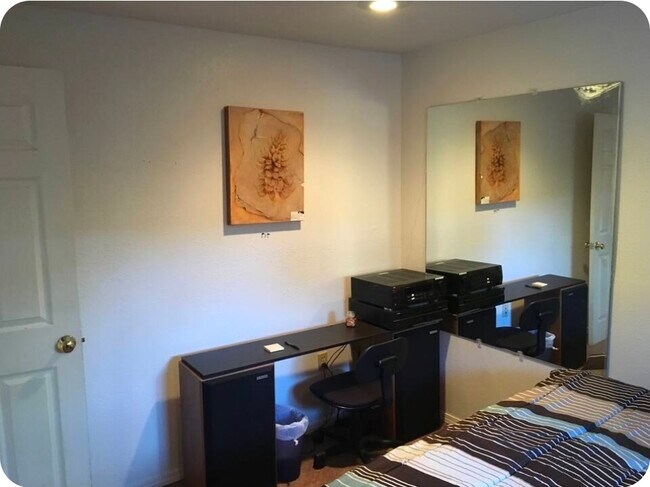 Building Photo - 2-112 S Florence St