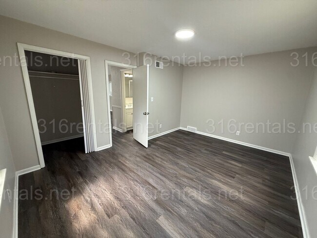 Building Photo - 2943 S Volutsia Ave