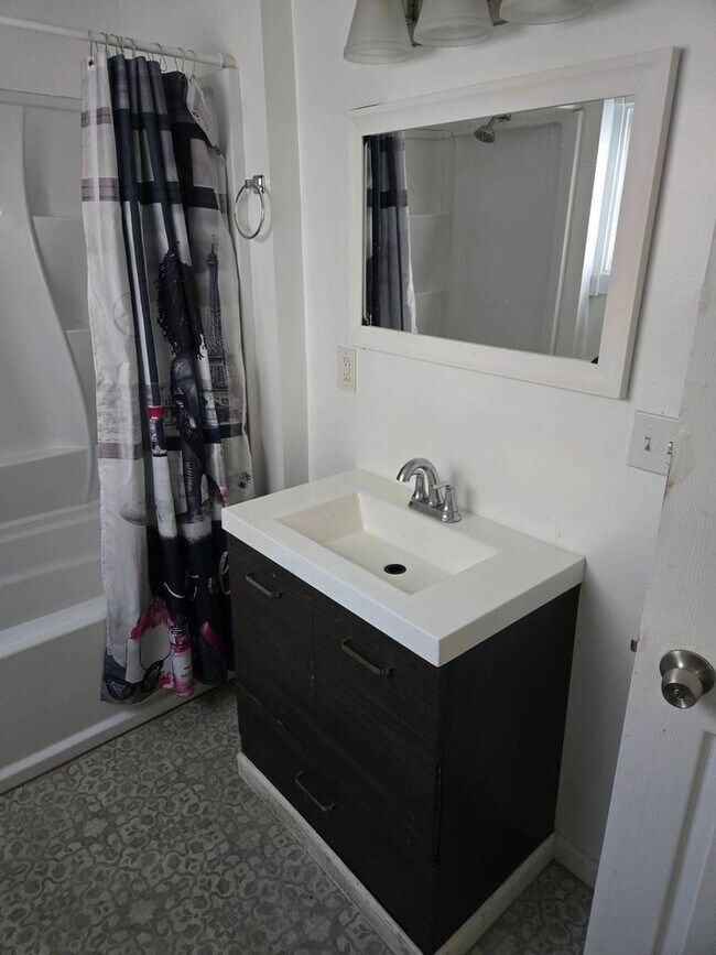 Building Photo - Charming 2-Bedroom Property in Prime Location (Section 8 Vouchers Accepted)