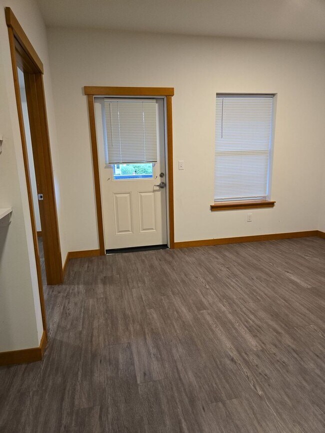 Building Photo - 1200/1210 Billy Frank Jr St - 1210 #103 Room 1 (Rooming Unit)