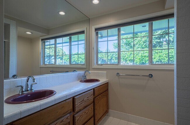 Building Photo - 509 Manor Dr