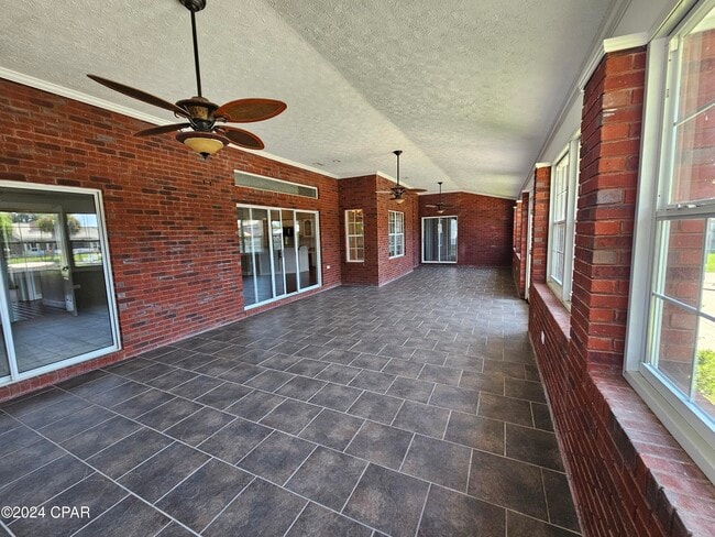Building Photo - 2103 Coral Dr