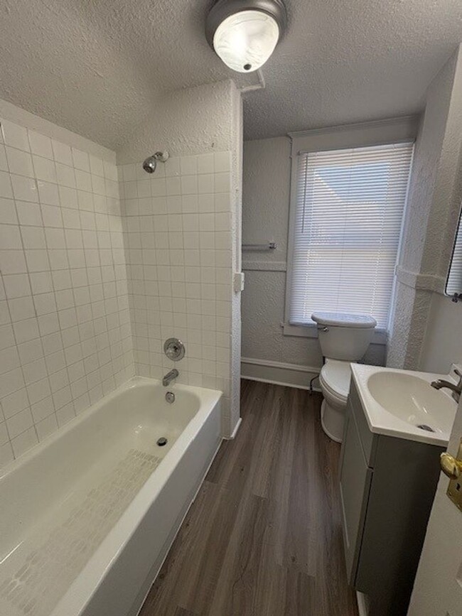 Building Photo - 2 Bed 1 Bath Updated Home