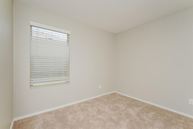 Building Photo - 1705 Avery Pointe Dr