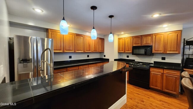 Building Photo - 76 Caroline St