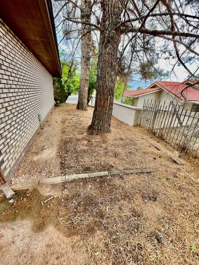 Building Photo - Remodeled Three Bedroom Home in Desirable Bloomington