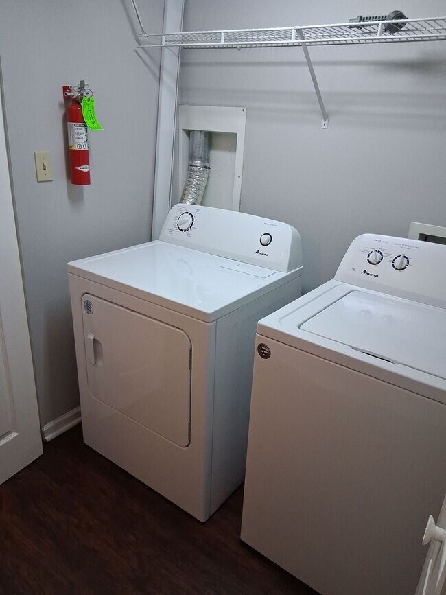 Building Photo - Laurel Station - 3BR/2BA Condo in Fort Sanders available for FALL 2026! Rent includes TWO assigne...