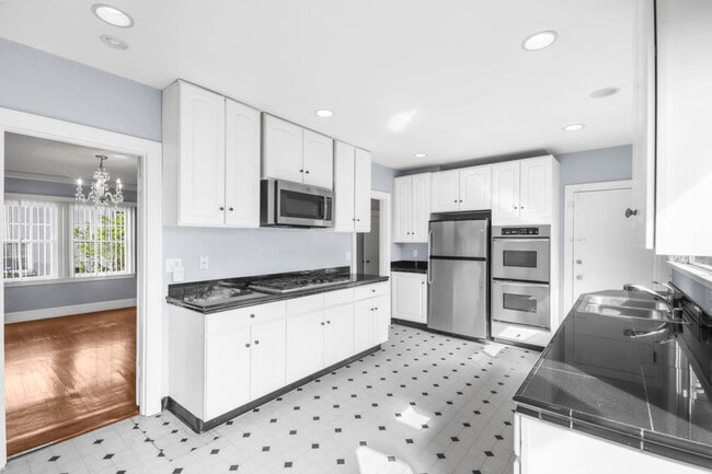 Building Photo - 733 Grosvenor Pl