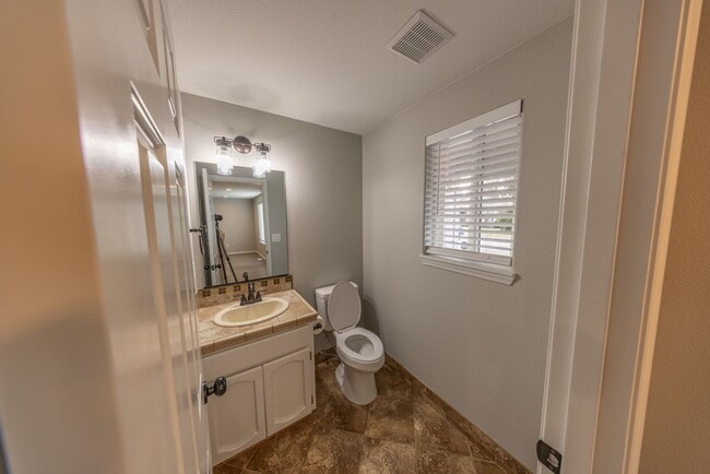 Building Photo - 5 bedroom home in Orchards - RV Parking - Central Air