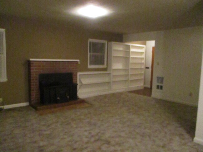 Building Photo - 704 Academy St