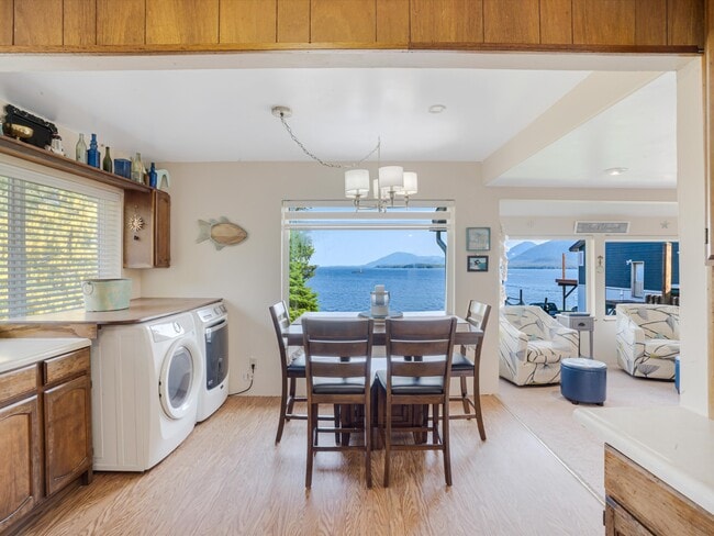 Building Photo - 5842 Seaside