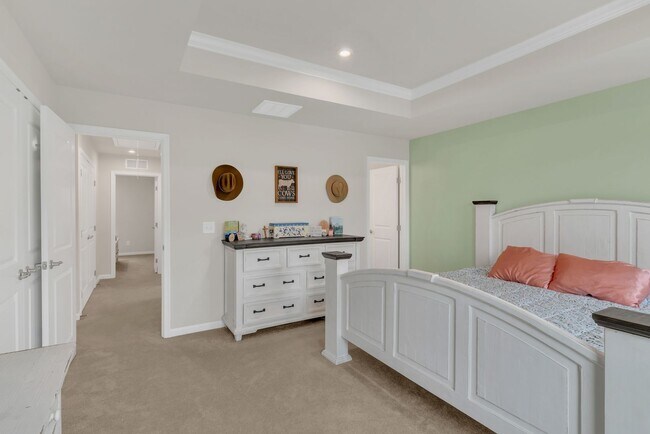 Building Photo - Beautiful Townhome!! Great Location!!