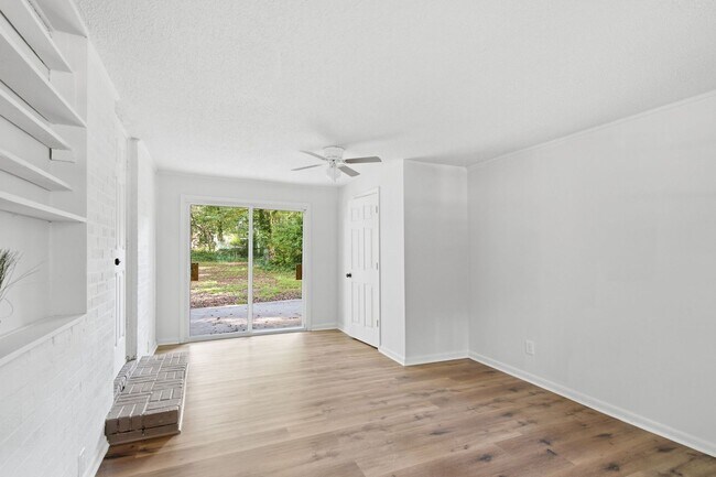 Building Photo - 2801 Mitchell Dr