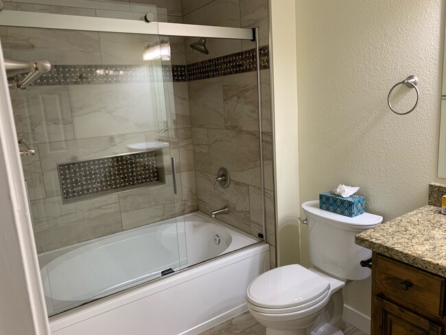 Master bath - 7009 E Acoma Dr