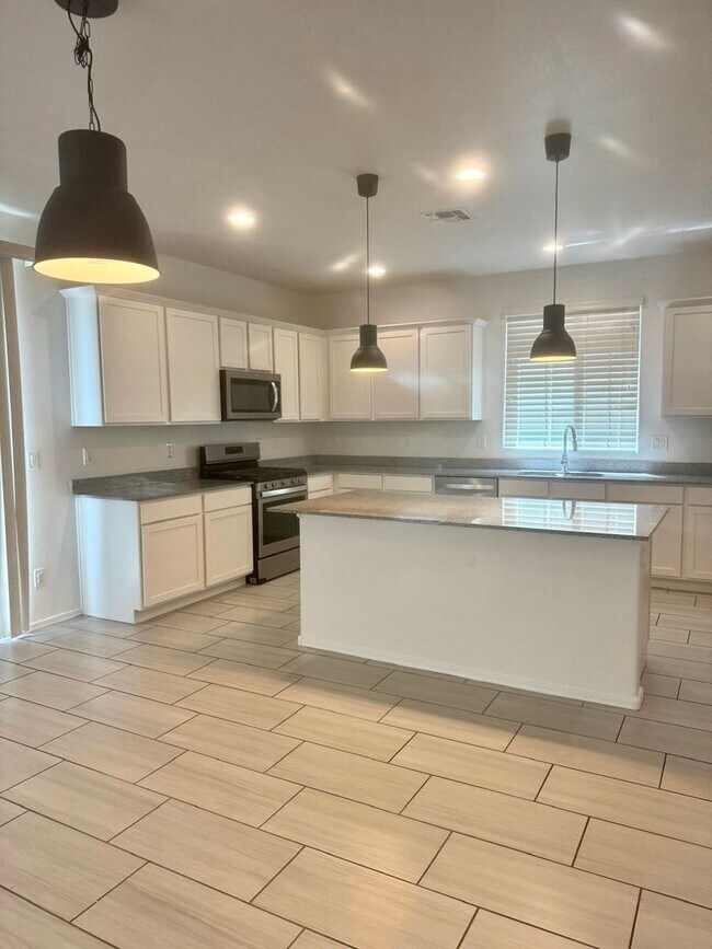 Building Photo - Exquisite 4 bd/2.5 bath home in Albany Village