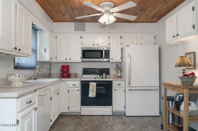 Building Photo - 37 Ichabod Ln
