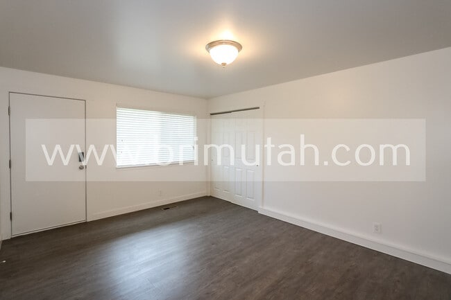 Building Photo - 5 W 300 N