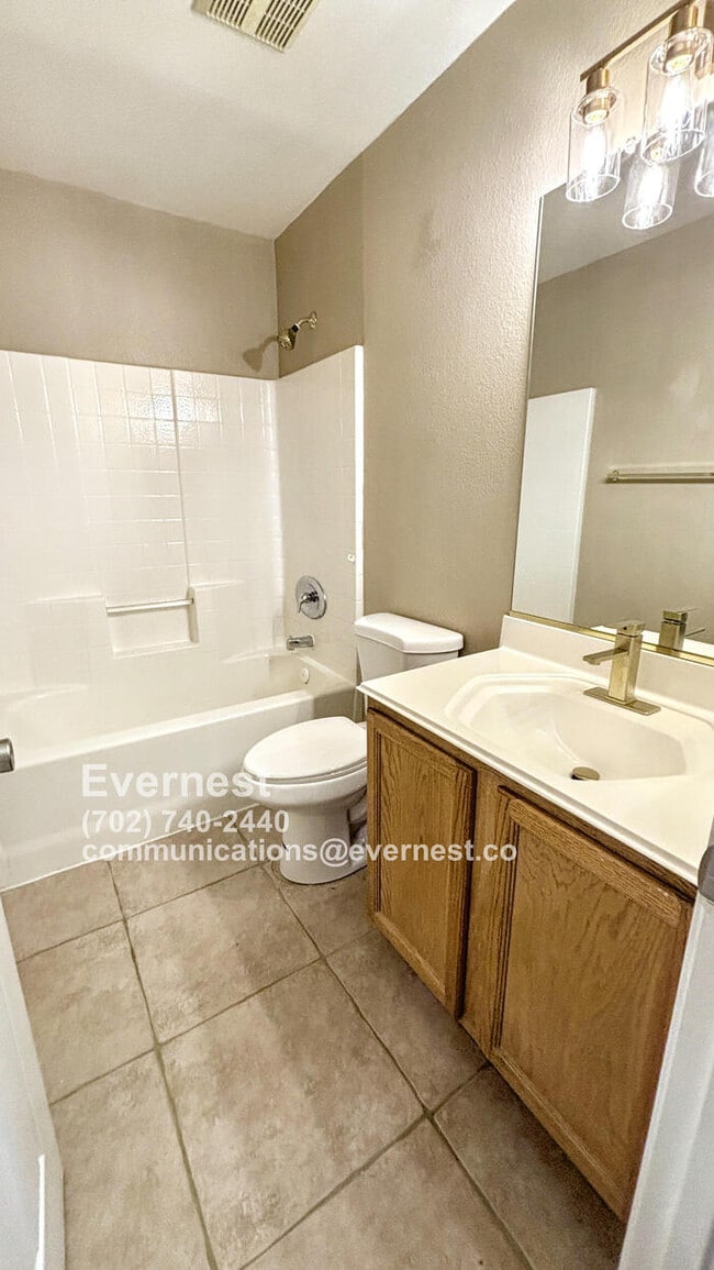 Building Photo - Lovely 3-Bedroom Home with Fireplace and M...