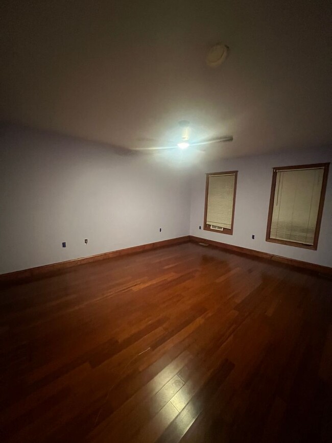 Building Photo - Major Room for Great Monthly Rate.