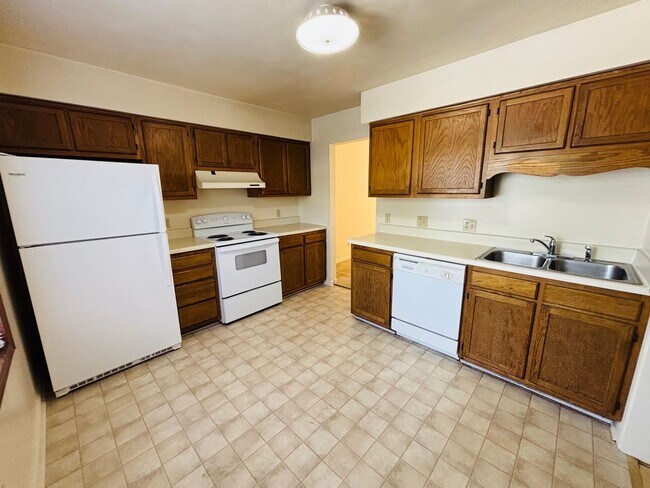 Building Photo - 4 Bedroom 3.5 Bath Townhouse