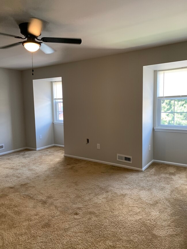 Building Photo - 30 Greensward Ln