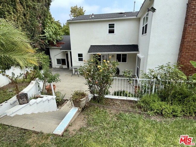 Building Photo - 661 Warner Ave