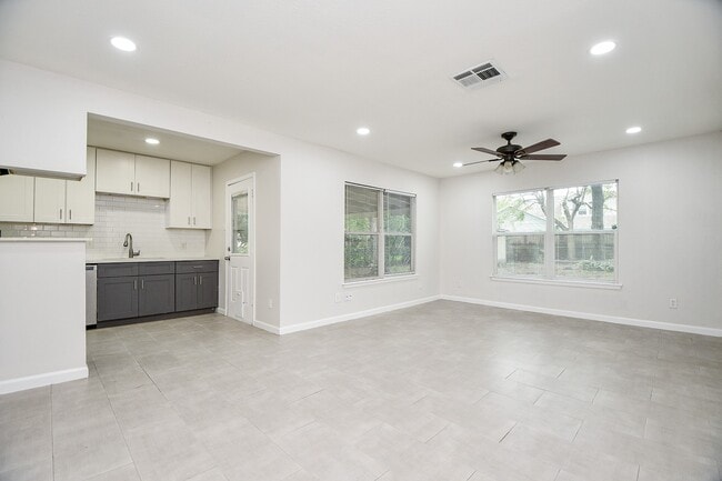 Building Photo - 1619 Viking Dr