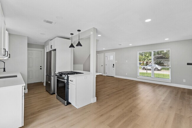 Building Photo - 12223 Kingslake Forest Dr