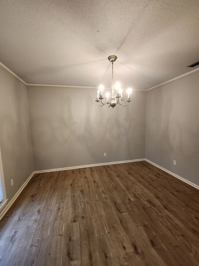 Building Photo - Spacious & Inviting 4-Bedroom Brick Home with Fenced Backyard in Valdosta!