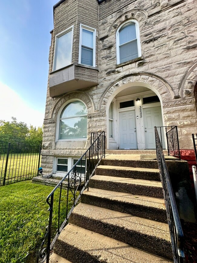 Building Photo - 3255 W Fulton Blvd