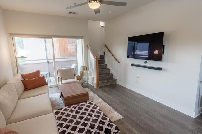 Building Photo - 2827 Manor Rd