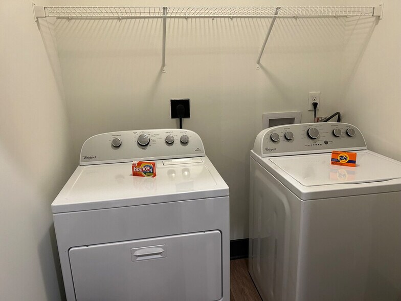 Building Photo - 539 W Trade St