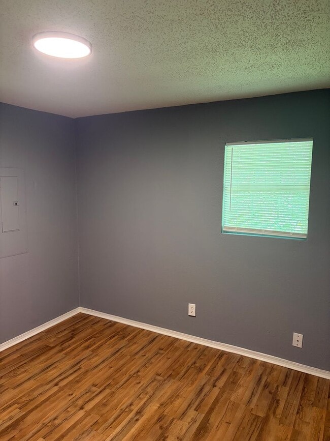 Building Photo - 3 bedroom and 1 bathroom house- $1000 move-in special