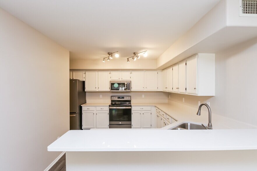 Building Photo - 425 S Sunrise Dr