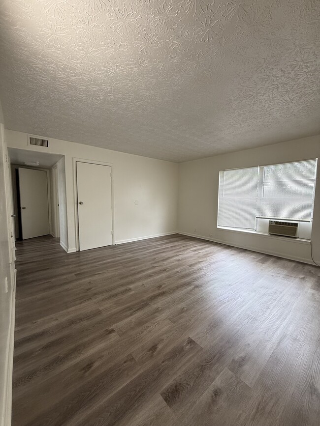 Building Photo - 905 E Thomas St