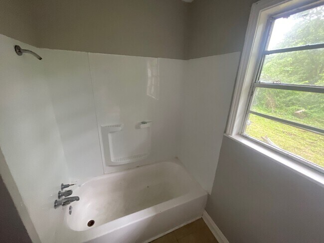 Building Photo - 2718 E Benwood Dr