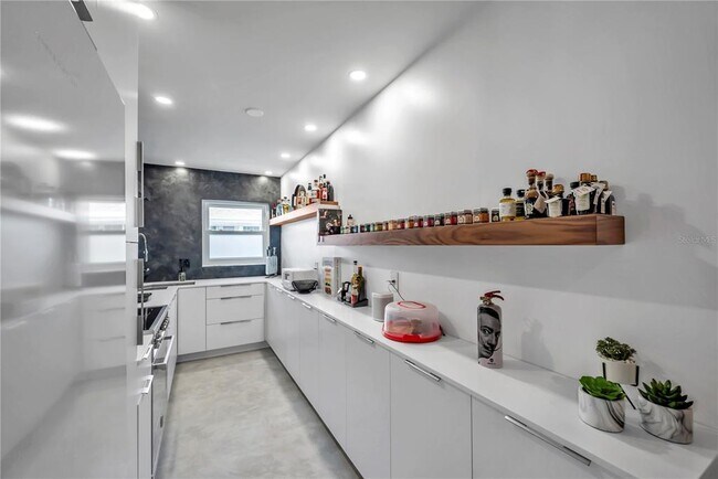 Building Photo - 224 6th Ave N