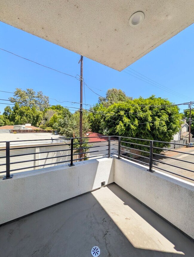 Building Photo - 4260 Laurel Canyon Blvd