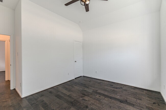 Building Photo - 3439 Cres Vista Dr