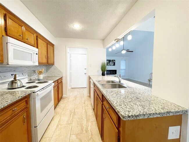 Building Photo - 13897 Hollowgreen Dr