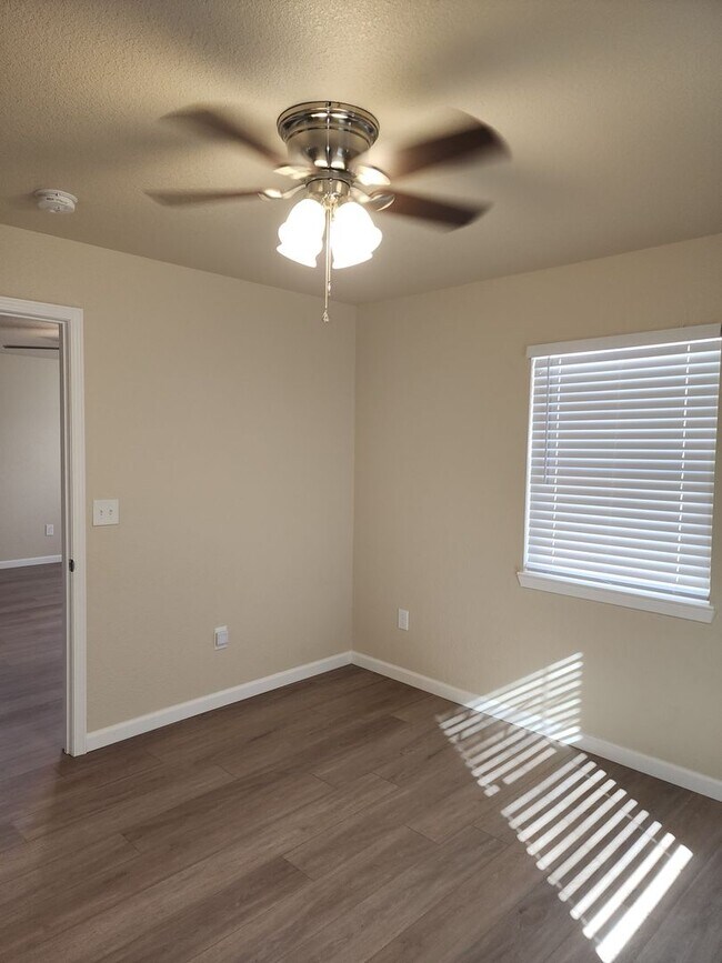 Building Photo - 2 Bedroom 1 Bath with Washer and Dryer Hook-ups