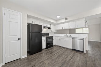 Building Photo - 427 Hollyvale Dr