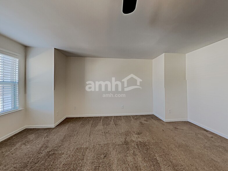 Building Photo - 702 White Oak Dr