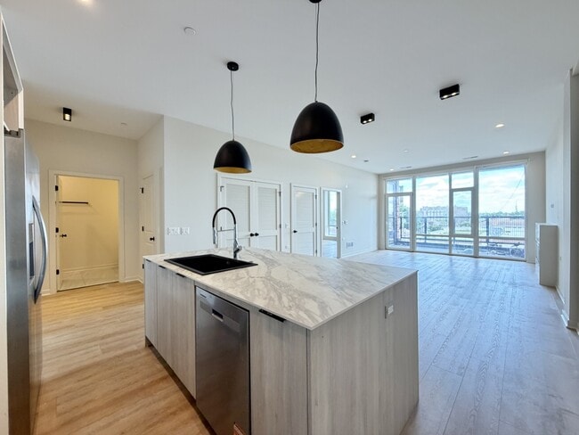 Building Photo - 6324 W Belmont Ave