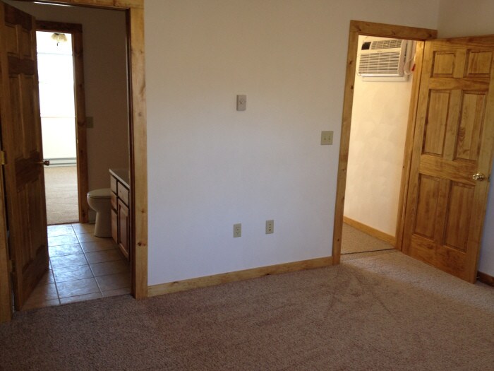 Building Photo - 1095 Lakeshore Dr