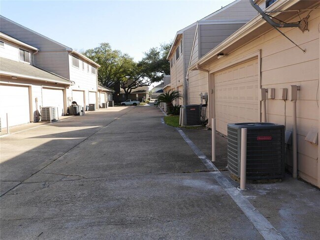 Building Photo - 13840 Hollowgreen Dr